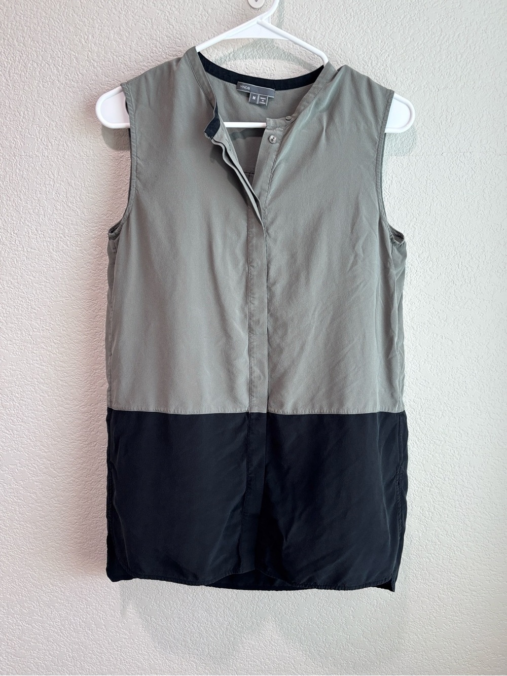 Vince 100% Silk Sleeveless Button Down Blouse Gray Black Women’s Size Medium